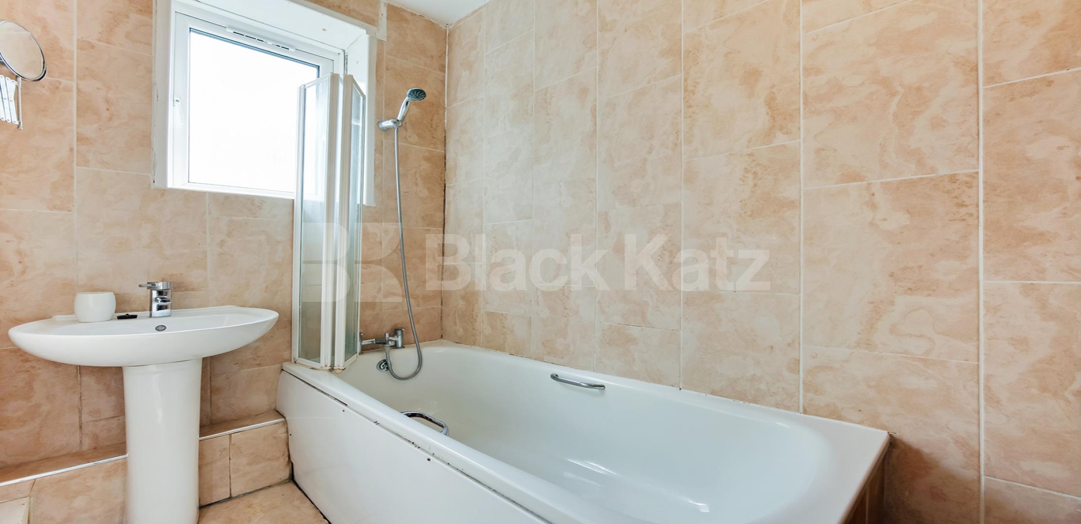 			LET , 3 Bedroom, 1 bath, 1 reception Apartment			 Whites Square, Clapham Common